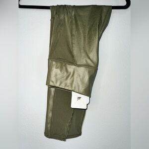 071. NWT Fabletics Motion365+ Contour High-Waisted Leggings - Size Medium